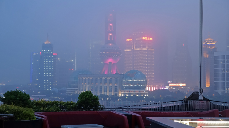 2017-04-06_182034 china-2017.jpg - Shanghai - Skybar K11 - Blick auf Pudong